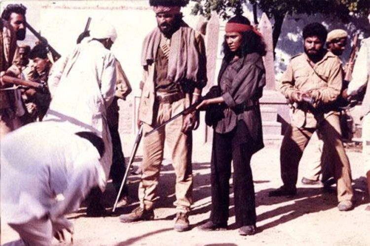 Phoolan Devi Who Murdered 22 Peoples And Became Robinhood - आज के ही दिन 22  ठाकुरों को उतारा था मौत के घाट, फूलन बनी थी चंबल की 'रॉबिनहुड' | Patrika  News