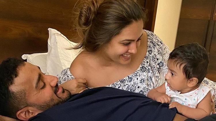 Anita Hassanandani shares candid pic with husband Rohit Reddy and baby  Aaravv - Television News