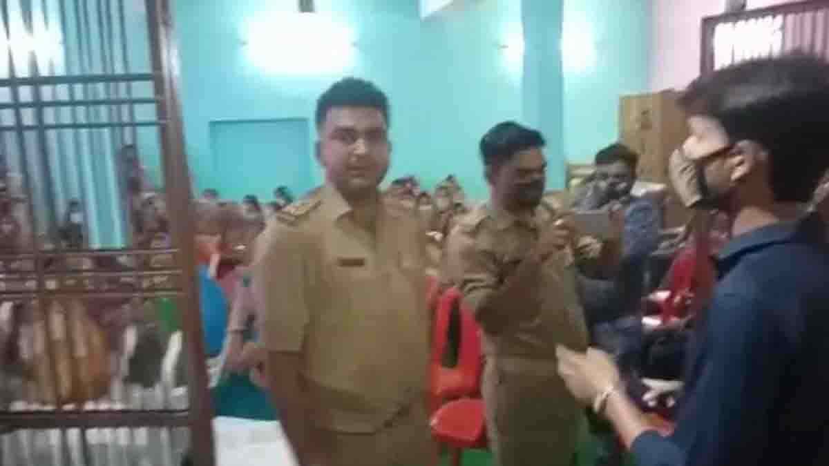 हरदोई: बिना मास्क लगाए नशे में धुत दारोगा लोगों को पढ़ा रहे थे नियमों का पाठ, SP ने किया सस्पेंड