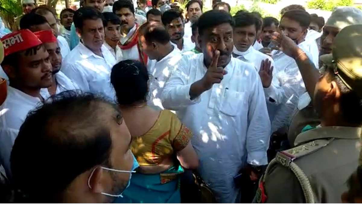 ‘अपनी सरकार में तुम सबको पेशाब पिला देते थे, आने दो फिर..’, पत्नी की हार से बौखलाए सपा नेता विजय पाल सिंह ने पुलिस को धमकाया