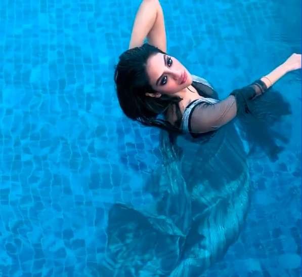 Pregnant Nusrat Jahan sets internet ablaze as she takes a dip in the  swimming pool for new photoshoot