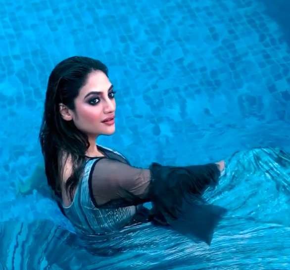 Pregnant Nusrat Jahan sets internet ablaze as she takes a dip in the  swimming pool for new photoshoot