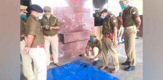 अलीगढ़: सिपाही से लेकर दारोगा तक असलहा खोलने में रहे फेल, SP ने लगाई फटकार