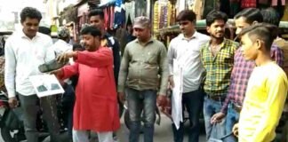 फर्रूखाबाद: हिंदुत्व पर विवादित टिप्पणी को लेकर लोगों में आक्रोश, सलमान खुर्शीद की फोटो को जूते से पानी भरकर पिलाया
