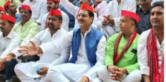 लखनऊ: जर्जर सड़कें ठीक न होने पर विधायकी छोड़ने वाले SP नेता राकेश सिंह का अनशन जारी rakesh pratap singh