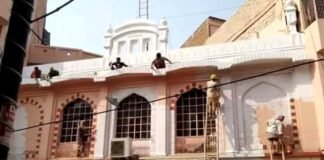 PM मोदी के आगमन से पहले वाराणसी में मस्जिद को भी रंग दिया गेरुआ, विरोध के बाद दोबारा किया सफेद