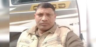 आजमगढ़ : DM की सुरक्षा में तैनात सिपाही का हार्ट अटैक से निधन, कलेक्ट्रेट में रखा गया मौन