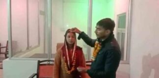 कासगंज: परिजन नहीं हुए तैयार तो सिपाही ने थाने में रचाई प्रेमिका से शादी, बेहद फिल्मी है इनकी लव स्टोरी