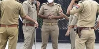 नोएडा: रिश्वत लेकर बदमाशों को छोड़ने के मामले में इंस्पेक्टर और सिपाही बर्खास्त, 9 लाइन हाजिर
