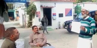 योगी राज में दहशत में दहशतगर्द: गैंगस्टर ने हाथ उठाकर थाने में किया सरेंडर, बोला- साहब अपराधी हूं जेल भेज दो