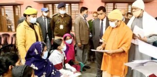 गोरखपुर: जनता दर्शन में किसी ने इलाज तो किसी ने पढ़ाई के लिए मांगी मदद, CM योगी ने सबकी सुनी फरियाद Gorakhpur CM Yogi Adityanath