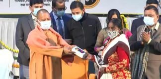 CM योगी ने किया आशा बहुओं का सम्मान, हाईटेक बनाने के लिए बांटे स्मार्टफोन, मानदेय भी बढ़ाया CM Yogi Adityanath asha bahu