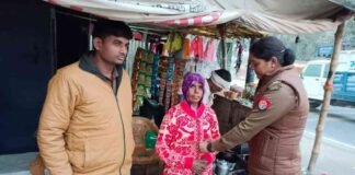 फर्रुखाबाद: सर्दी में ठिठुर रहीं महिलाओं को लेडी सब इंस्पेक्टर ने पहनाए स्वेटर्स, जमकर हो रही सराहना