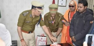 वाराणसी: जब मीटिंग के बीच ACP ने अपने PRO को दी सरप्राइज पार्टी, नम हो गईं बर्थडे ब्वॉय की आंखें