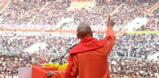 CM योगी ने छात्रों को वितरित किए स्मार्टफोन और टैबलेट, बोले- नए युग का सृजन युवकों तुम्हारे हाथ में है