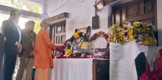 हेलीकॉप्टर क्रैश: आगरा के विंग कमांडर पृथ्वी सिंह चौहान के घर पहुंचे CM योगी, 50 लाख और सरकारी नौकरी देने का किया ऐलान