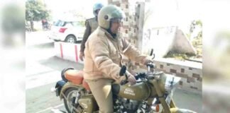 संभल : बुलेट से उतर कर जब SP ने उतारा हेलमेट तो पुलिसकर्मियों में मचा हड़कंप, जानें फिर क्या हुआ…
