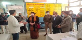 फर्रुखाबाद: वैक्सिनेशन सेंटर पर निरीक्षण करने पहुंचे DM, खामियां दुरुस्त करने के दिये निर्देश