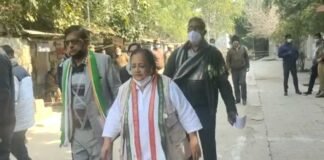 फर्रुखाबाद में जारी है नामांकन का दौर, पूर्व मंत्री समेत कइयों ने दाखिल किया पत्र