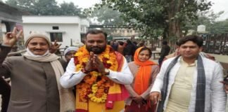 शाहजहांपुर : नामांकन के दौरान भीड़ को पुलिस ने टोका तो भड़के BJP प्रत्याशी, बोले – ‘कैसे नहीं अंदर जायेंगे, SP को फोन लगाओ’