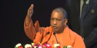 CM योगी ने 1.5 करोड़ श्रमिकों के खाते में ट्रांसफर की 1000 रुपए की धनराशि, बोले- पिछली सरकारों में नेताओं के घर जाता था गरीबों का यही पैसा CM Yogi Adityanath