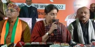 UP Election: मेरठ में अखिलेश पर जमकर बरसीं स्मृति ईरानी, बोलीं- जो सपा नेता दे रहा था धमकी, अब उसे जनता देख लेगी Smriti Irani Meerut akhilesh yadav