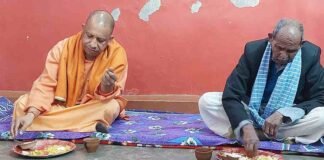 गोरखपुर: 40 साल पुरानी परंपरा का निर्वहन करने दलित के घर पहुंचे CM योगी, खिचड़ी खाकर दिया सामाजिक समरसता का संदेश CM Yogi Adityanath khichdi