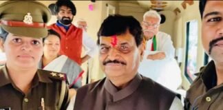 कानपुर: शिवपाल सिंह यादव के साथ फोटो खिंचाने वाली महिला दारोगा और सिपाही पर गिरी गाज Kanpur sub inspector Pinki Yadav