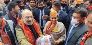 UP Election: कैराना में गृहमंत्री अमित शाह ने घर-घर जाकर बांटे पर्चे, जय श्रीराम और योगी-मोदी जिंदाबाद के लगे नारे amit shah kairana