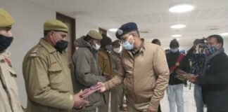 काशी विश्वनाथ धाम को PM मोदी का खास तोहफा, खड़ाऊ की जगह अब जूट के जूते पहनेंगे सुरक्षाकर्मी और पुजारी