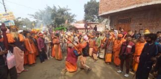 फर्रुखाबाद : शाही स्नान में दिखी नागाओं की अवधूती शान, लोगों ने किया स्वागत