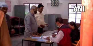 UP Election 2022: 12 जिलों की 61 सीटों पर मतदान जारी, दोपहर 1 बजे तक 34.83 प्रतिशत वोटिंग UP Assembly Election 2022