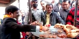 UP Election: प्रयागराज में वोट मांगने निकले मंत्री नंद गोपाल नंदी ठेले पर बनाने लगे चाट, दुकानदार को दिया हर संभव मदद का भरोसा, Video वायरल Nand Gopal Nandi gupta
