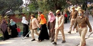 UP Election 2022: रामपुर में बुर्के की आड़ में फर्जी वोटिंग करती पकड़ी गईं 2 महिलाएं, BJP ने चुनाव आयोग से की शिकायत Rampur fake voting