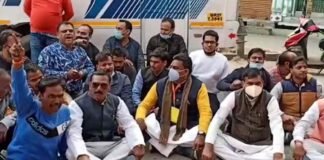 UP Election 2022: संभल में हिजाब की आड़ में फर्जी वोटिंग का आरोप, मतदान केंद्र के बाहर धरने पर बैठे BJP प्रत्याशी राजेश सिंघल sambhal Rajesh Singhal