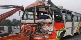 UP Election 2022: चुनाव ड्यूटी में जा रही पुलिसकर्मियों से भरी बस कानपुर में पलटी, 19 घायल, 4 की हालत गंभीर Kanpur road accident