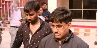 फर्रुखाबाद: कार खड़ी कर जाम लगा रहे थे पिता-पुत्र, टोकने पर सिपाही को जड़ा थप्पड़ Farrukhabad