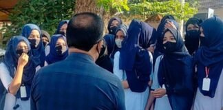 Hijab Controversy: कर्नाटक में छात्राओं को हिजाब पहनने से रोकने पर प्रिंसिपल को धमकी, मो. तौसीफ बोला- अब तुम जिंदा नहीं बचोगे Hijab Controversy Karnataka