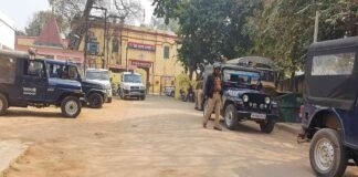 वाराणसी जेल में बंदी की मौत पर भड़के कैदियों ने मचाया उत्पात, जमकर की तोड़फोड़