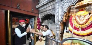 वाराणसी: काल भैरव के मंदिर पहुंचे अखिलेश यादव, मांगा जीत का आशीर्वाद