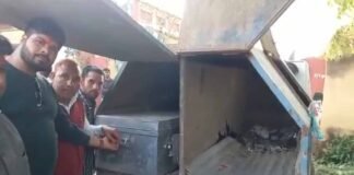 बरेली: कूड़े की गाड़ी में बैलट पेपर बताकर सपाइयों ने काटा हंगामा, DM बोले- बक्सों में थी मतगणना की लेखन सामग्री