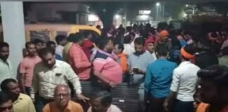 चंदौली: सपा उम्मीदवार और समर्थकों की गुंडई, BJP कार्यकर्ता को घेरकर पीटा, Video वायरल