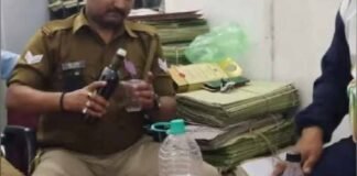 मेरठ: गाड़ी में दोस्तों संग जाम छलका रहा था सिपाही, चौकी प्रभारी ने पहुंचकर लगाई फटकार