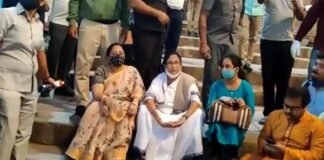 वाराणसी में दिखा ममता बनर्जी का विरोध, CM ने सीढ़ियों पर बैठकर देखी गंगा आरती, नहीं की पूजा