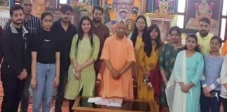 गोरखपुर में यूक्रेन से लौटे छात्रों से मिले CM योगी, हौसला बढ़ाते हुए कहा- तनाव लेने की जरूरत नहीं, आपको मानसिक रूप से रहना होगा स्वस्थ CM Yogi Adityanath Gorakhpur