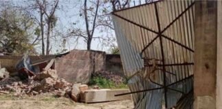 UP: शपथ ग्रहण से पहले अंतर्राज्यीय लुटेरा गैंग के सरगना के गोदाम पर चला बुलडोजर, 5 के खिलाफ डकैती का मुकदमा दर्ज Bulldozer