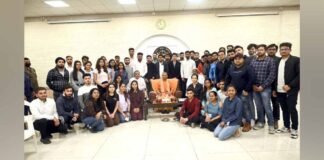 यूक्रेन से लौटे छात्रों से CM योगी ने की मुलाकात, कहा- संकट का समय है, सभी को धैर्य रखना है