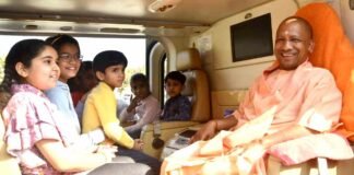 योगी संग हेलीकॉप्टर में बैठ गदगद हुए बच्चे, सीएम ने चॉकलेट देकर दुलारा, बच्चों ने सीएम को भेंट किया गुलाब का फूल