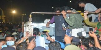 वाराणसी EVM केस: 300 सपा कार्यकर्ताओं पर मुकदमा दर्ज, पथराव और तोड़फोड़ का आरोप