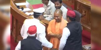 योगी और अखिलेश ने ली विधायक की शपथ, दोनों की मुलाकात में हुआ कुछ यूं कि वायरल होने लगा Video